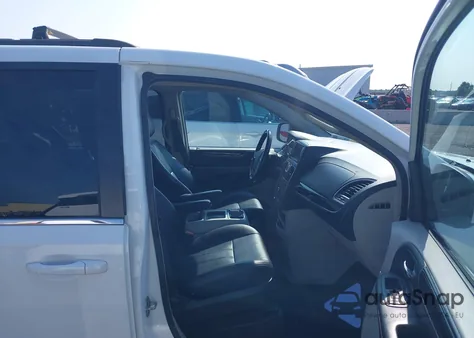 2016 Chrysler Town & Country Touring из США, поврежденный, VIN 2C4RC1BG8GR187891